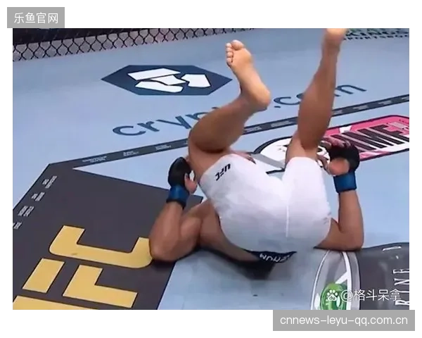 UFC拳手精彩绝技：抱摔砸地压制对手，喘不过气的瞬间震撼全场